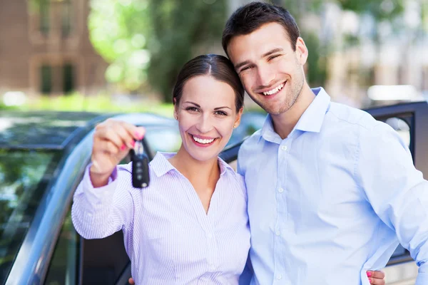 Молодая пара с ключами для нового автомобиля — стоковое фото