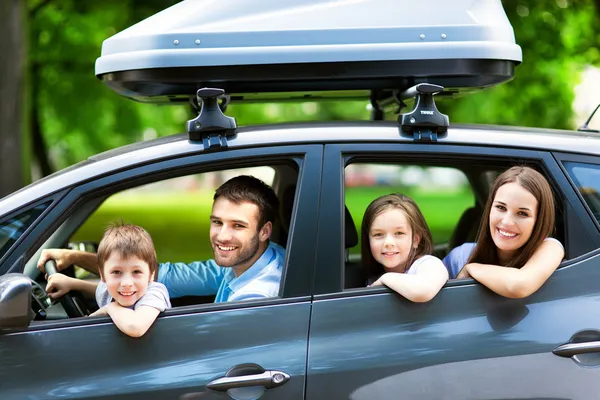 Счастливая семья, сидящая в автомобиле — стоковое фото