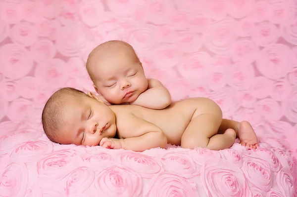 Новорожденных девочек спать на розовый, трехмерные Роза ткани — стоковое фото