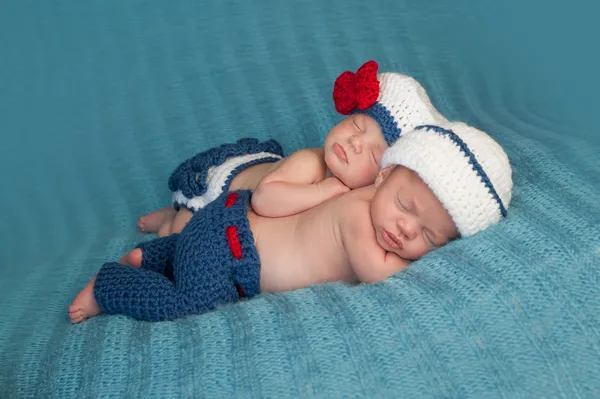 Новорожденных близнецов в Костюмы моряка — стоковое фото