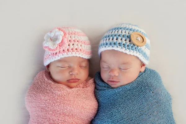 Братские Твин baby брат и сестра — стоковое фото