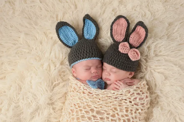Новорожденных близнецов в костюмы кролика Банни — стоковое фото