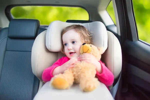 Милый малыш девочка в сиденье автомобиля во время поездки в отпуск — стоковое фото