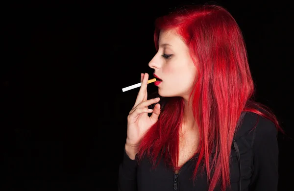 Женщина, курящая сигарету — стоковое фото