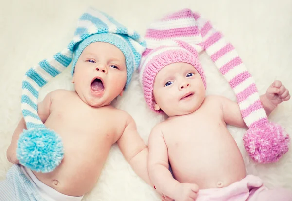 Новорожденные близнецы — стоковое фото