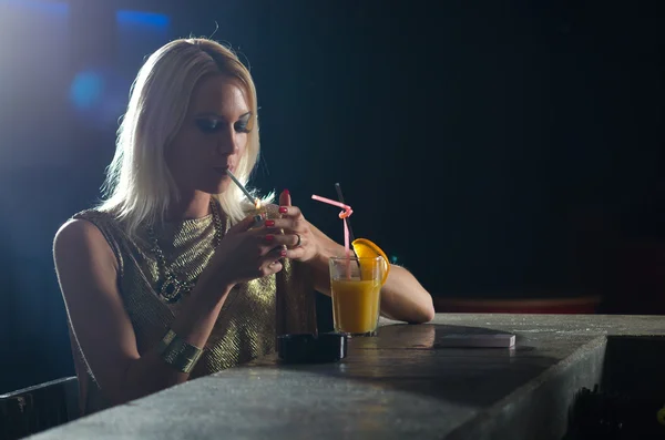 Красивая элегантная дама сидит в одиночестве в ночной клуб и Смоки — стоковое фото