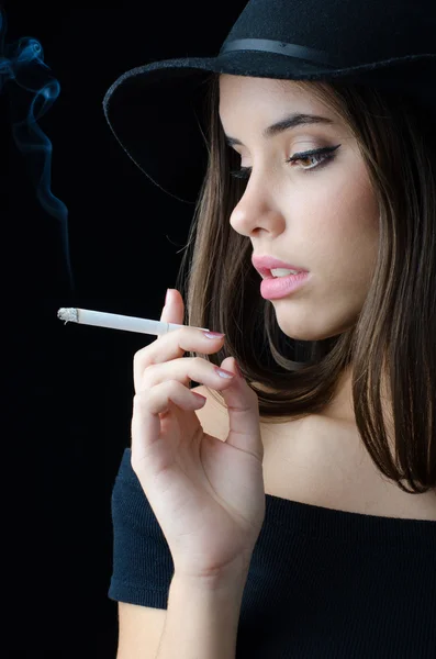 Портрет красивая элегантная девушка курить сигарета, сложенные — стоковое фото