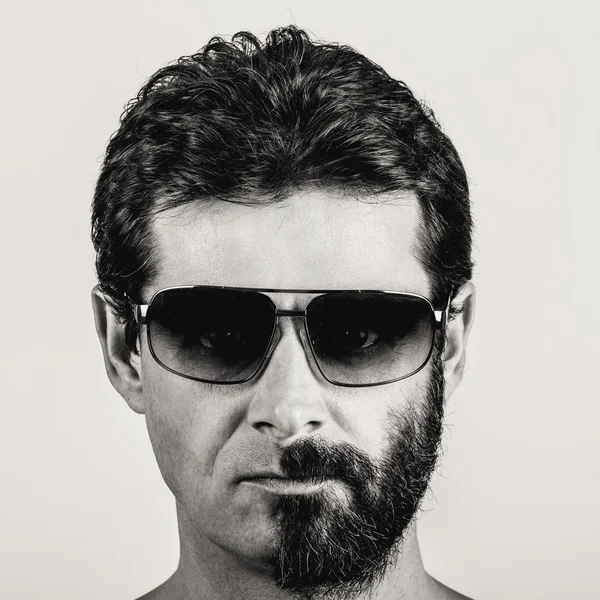 Мужчина с бородой черно белое фото