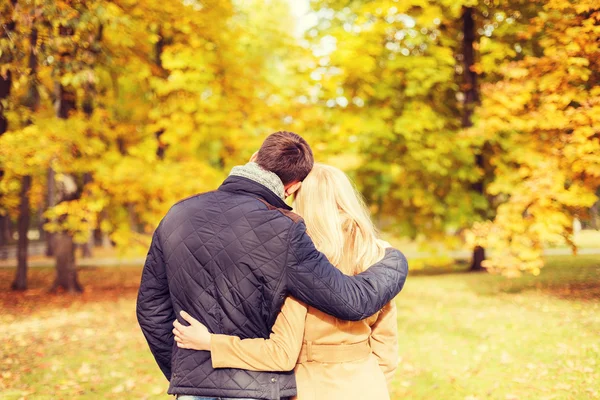 Пара обниматься в Осенний парк со спины — стоковое фото