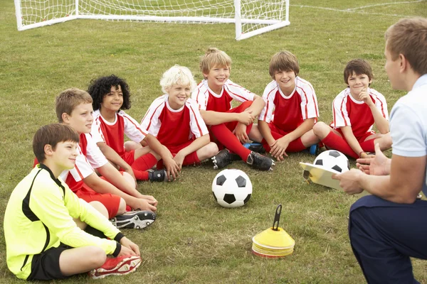 Младшее футбольное обучение команды — стоковое фото