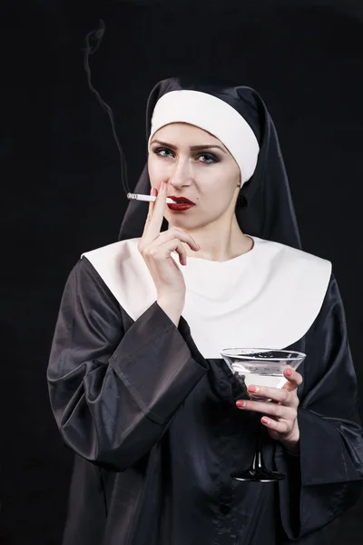 Для некурящих молодой монахини — стоковое фото