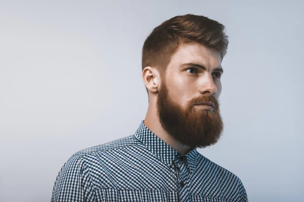 Портрет жестокой бородатый человек — стоковое фото