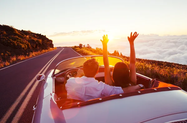 Романтическая пара, вождение на красивой дороге на закате — стоковое фото