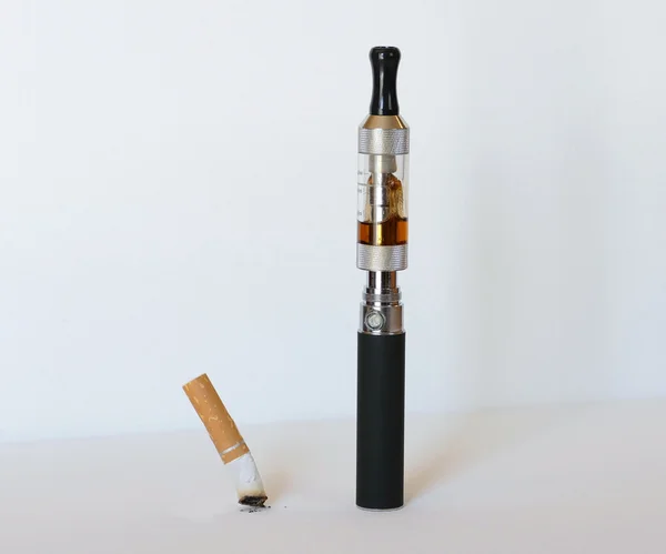 Электронная сигарета с потушен табака сигареты — стоковое фото