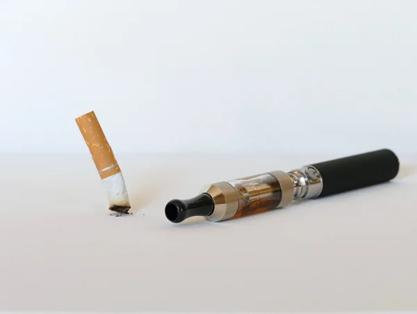 Электронная сигарета выбор концепции — стоковое фото