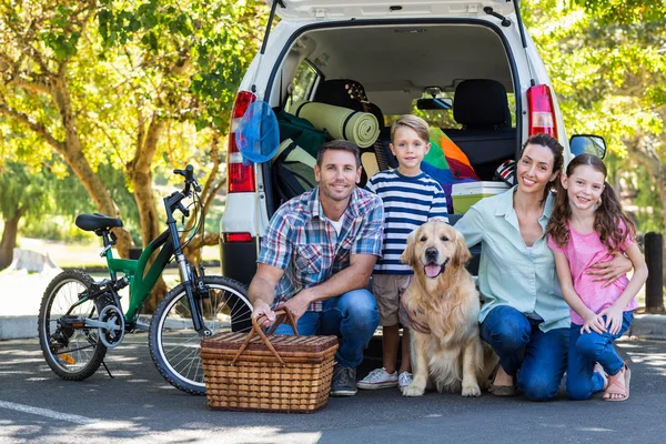 Семья с собакой готовится к дорожной поездке — стоковое фото