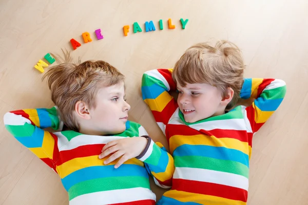 Два мальчика детские брат весело вместе, в помещении — стоковое фото