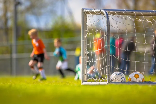 Молодежное обучение футбола — стоковое фото