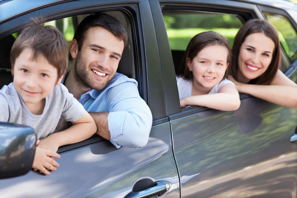 Семья, находясь в автомобиле — стоковое фото