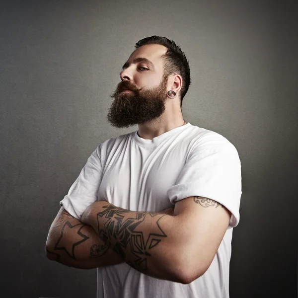 Татуированные жестокий человек, носить футболку — стоковое фото
