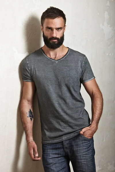 Бородатый мужчина носить серый футболку — стоковое фото