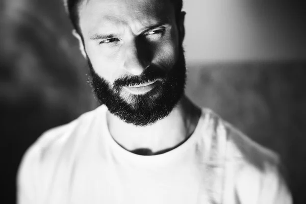 BW портрет бородатого мужчины носить белые tshirt на фоне blure — стоковое фото