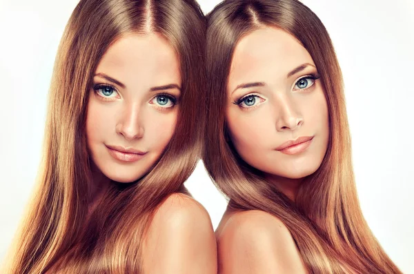 Красивые близнецы женского пола — стоковое фото