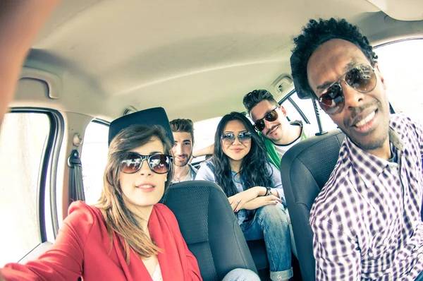 Друзья принимая selfie в автомобиле — стоковое фото