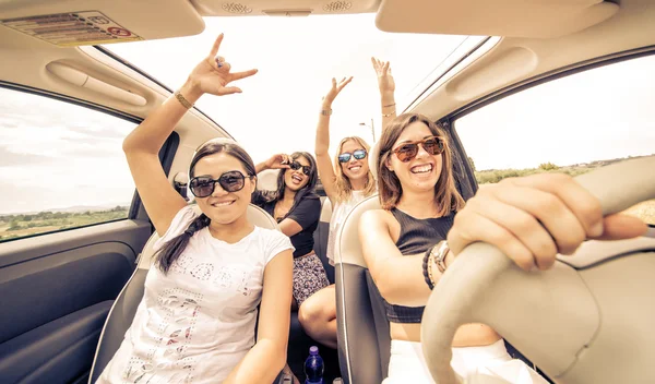 Четыре девочки вождения в кабриолет и весело — стоковое фото