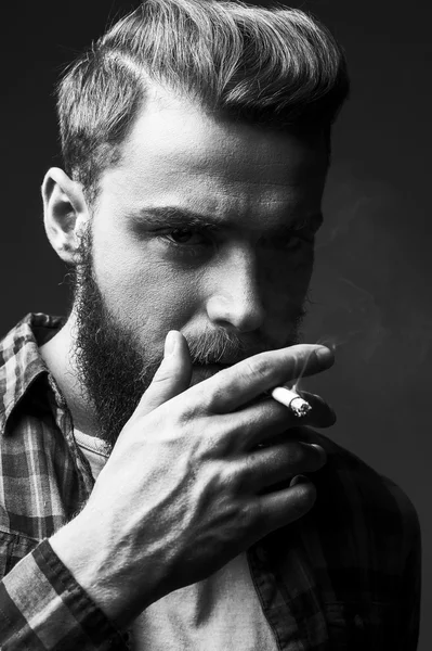 Бородатый мужчина курить — стоковое фото