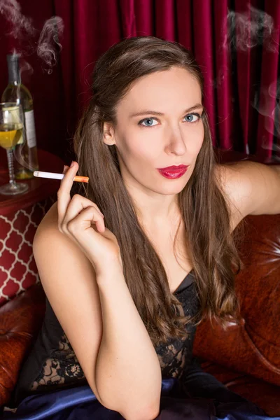 Женщина, курящая — стоковое фото