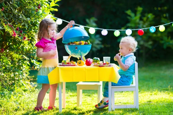 Садовый гриль партия для детей — стоковое фото