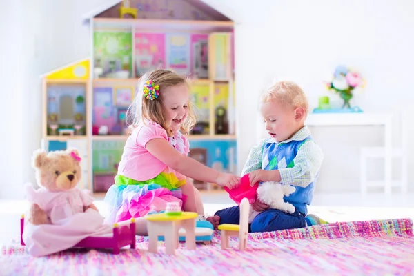 Дети играют с чучелами животных и Кукольный дом — стоковое фото