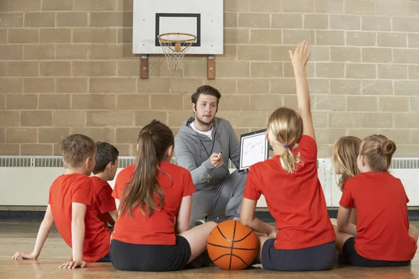 Тренер дает команду говорить для начальной школы по баскетболу — стоковое фото