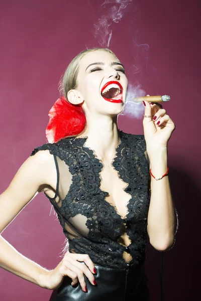 Курящая женщина — стоковое фото