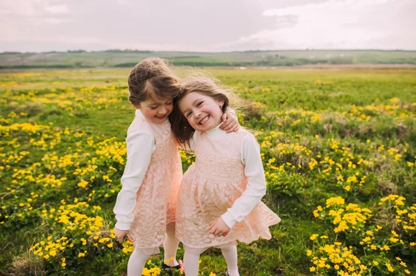 Маленькие сестры-близнецы — стоковое фото