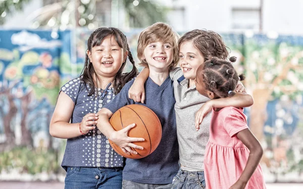 Начальная школа дети, играя баскетбол в спортзале — стоковое фото