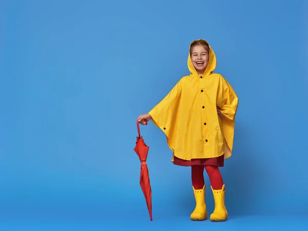 Ребенок с красный зонт — стоковое фото