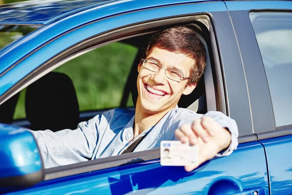 Парень в машине с водительские права — стоковое фото