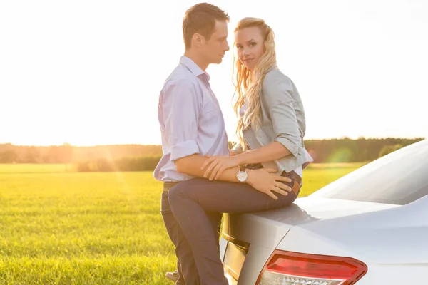 Романтическая пара на машине в сельской местности — стоковое фото