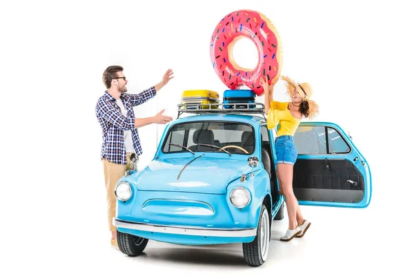 Пара, надевая автомобилей надувной пончик — стоковое фото