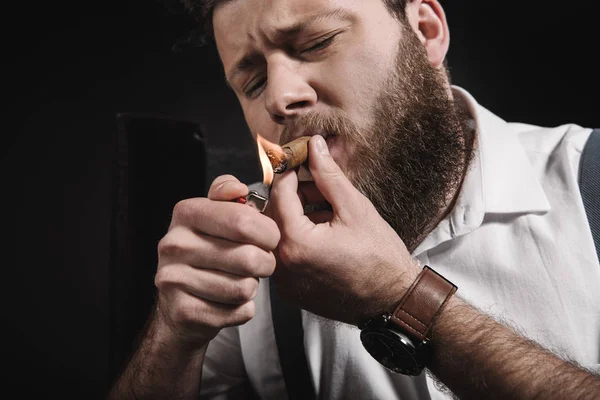 Бородатый мужчина курить сигары — стоковое фото