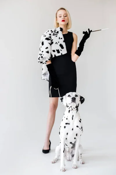 Привлекательный Стильный Блондинка Женщина Черном Платье Глядя Далматин Собака Белом — стоковое фото