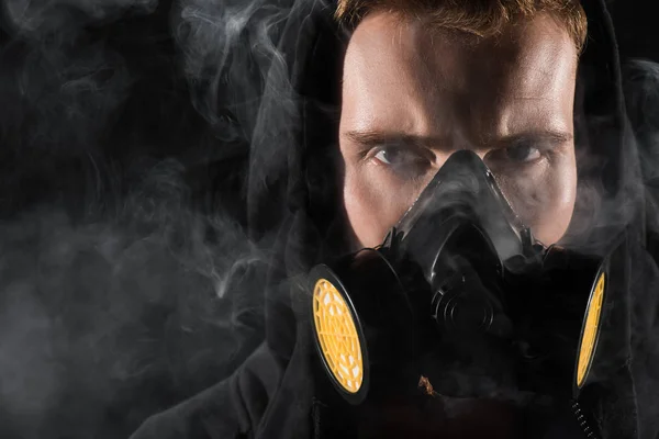 Человек Черный Капюшон Носить Защитные Фильтра Маски Окруженный Облака Дыма — стоковое фото
