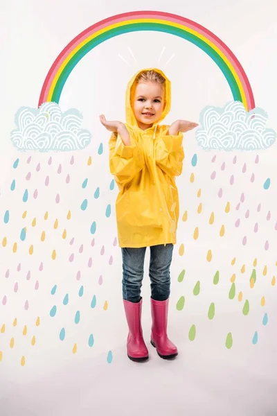 Маленький Ребенок Желтый Плащ Резиновые Сапоги Дождливой Облака Красочная Радуга — стоковое фото