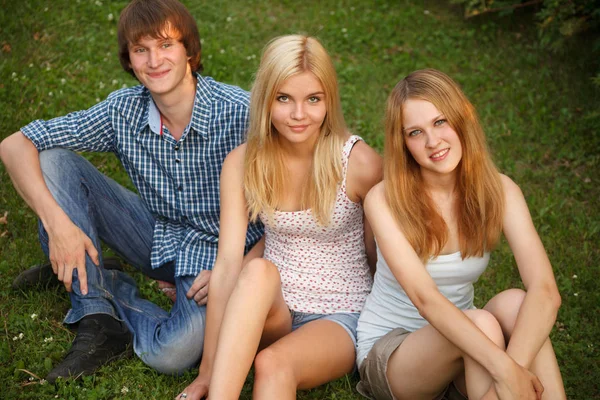 Подростков сидят на траве — стоковое фото