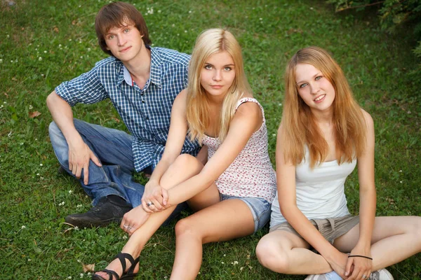 Подростков сидят на траве — стоковое фото