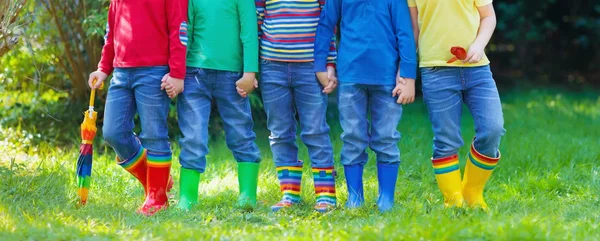 Дети в дождь сапоги. Резиновые сапоги для детей — стоковое фото