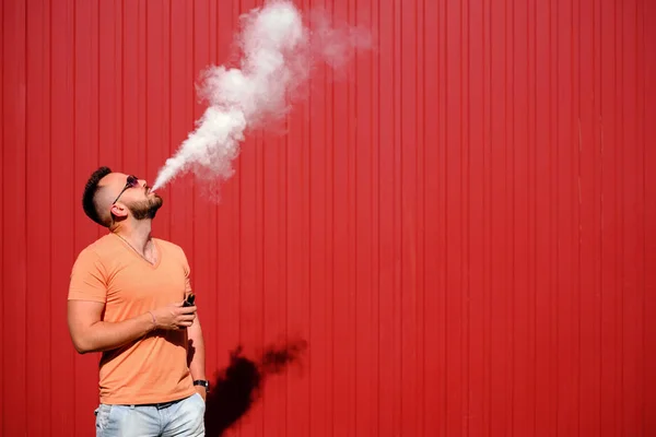 Электронная сигарета человек дыма — стоковое фото