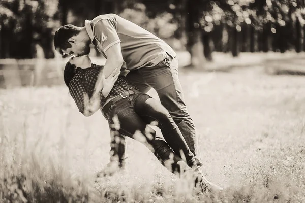 Молодая Пара Прекрасный Поцелуй Зеленый Парк Открытом Воздухе Черный Белый — стоковое фото